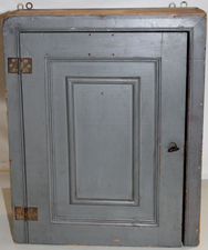 HANGING CUPBOARD W/OLD 