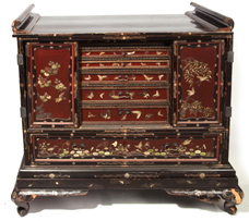 OUTSTANDING CHINESE LACQUERED CABINET 